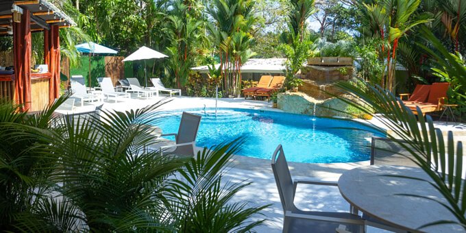 <p>La Vela Boutique Hotel invites you to relax and enjoy the warm tropical vibes of Manuel Antonio to the fullest. Located within a few minutes walk to the gorgeous Espadilla Beach or the exotic jungles of Manuel Antonio National Park. La Vela offers the ideal setting for your vacation. The thoughtfully decorated and modern rooms are surrounded by lush tropical gardens, providing the comforts of home and a touch of Costa Rican pura vida. Amenities of this unique hotel include a swimming pool, lounge area with sunbeds and sun umbrellas, tropical gardens, reception and information desk, tiki bar, pizza restaurant, souvenir shop, parking services, breakfast area with breakfast included, and complimentary WiFi. <br><strong>Pro tip:</strong> While most Manuel Antonio hotels are located on the mountain and not within walking distance to the beach or national park, La Vela is located in the valley, on flat ground, within a few minutes walk of the beach, park, over 10 restaurants, and also shops and boutiques. With this prime location, you likely will not have to pay for taxi cabs or spend time arranging or waiting for them like you would at other area hotels. La Vela also has discounts set up for their guests at some great nearby restaurants!</p>
<p><strong>Exclusive promo for PTW clients: 20% discount on the La Vela souvenir shop. At Baldis Fresh Beachfront Restaurant, clients have a 10% meal discount. At Morpho Beach Bar Restaurant; Guests of La Vela who purchase a dinner meal receive (one of) either a bottle of wine, cocktail, or dessert.</strong></p>
<p><strong>Important: La Vela Boutique Hotel will be closed due to anual maintenance starting October 14th and until the 31st, 2025. Thank you for your understanding while we continue to improving our oferrings. </strong></p>