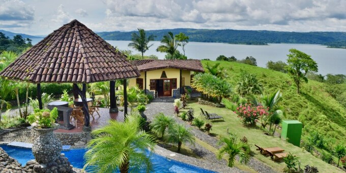 <p>Escape to the tranquil beauty of Lake Arenal with Pie in the Sky 2, a charming two-bedroom home in El Castillo offering breathtaking views and modern comforts for families or small groups.  Unwind in the shared swimming pool and jacuzzi, prepare delicious meals in the fully-equipped kitchen, or simply relax on the terrace and soak in the stunning panorama of the volcano and lake.  With easy access to thrilling adventures like volcano hikes, ziplining, and waterfall explorations, as well as the vibrant town of La Fortuna, Pie in the Sky 2 provides an unforgettable setting for your Costa Rican escape.  Whether you're seeking relaxation or adventure, this cozy retreat promises a truly memorable vacation.</p>