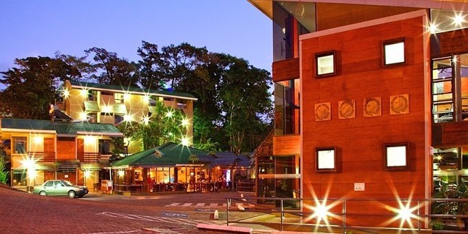 Poco a Poco Hotel packs a lot into a small package! This small, affordable Monteverde hotel offers big hotel amenities such as a heated pool with swim-up bar, a full-service spa, and much more.