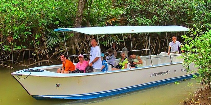 La Parrita itself is a small, peaceful village centrally located between Manuel Antonio and Jaco. Driving through town you’ll see large palm plantations and a handful of amenities such as shops and local restaurants.